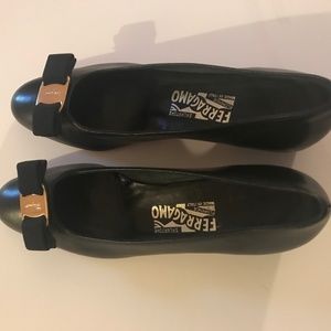 Ferragamo Vara black pumps